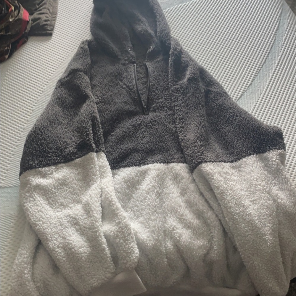 Hand me down. Not sure if brand.Super warm. Zipper works.But no tie for hood.